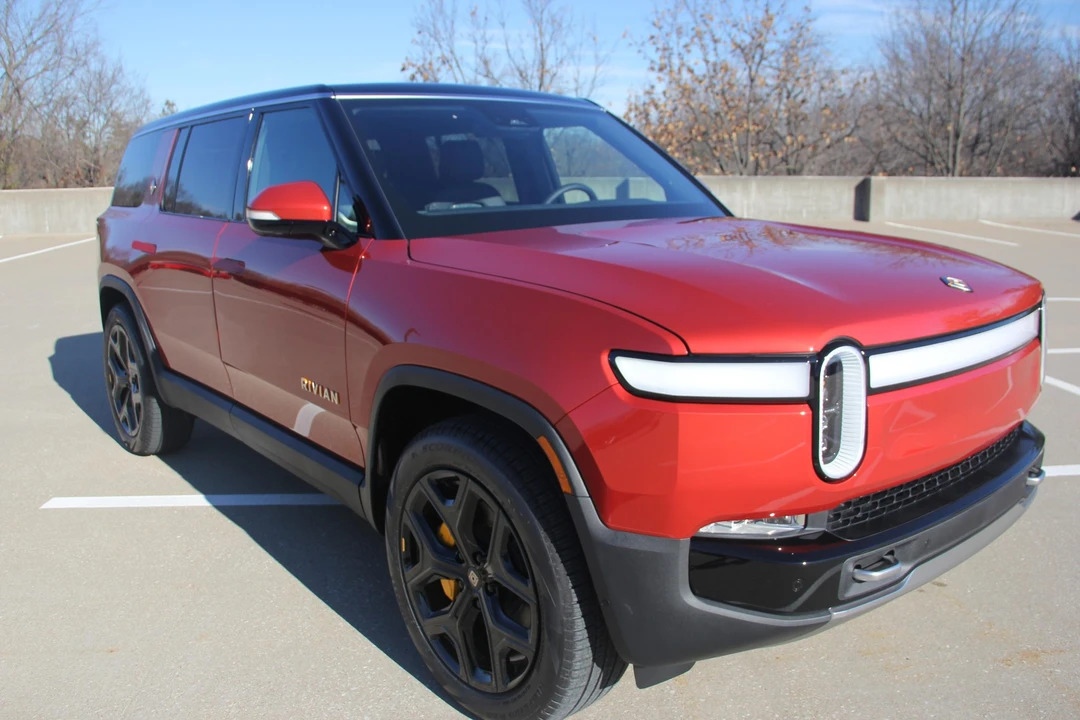 2023 Rivian R1S - Image 13 of 31