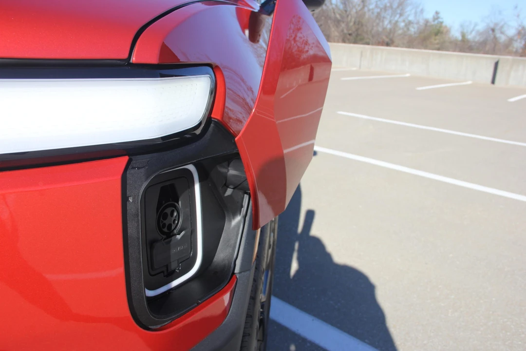 2023 Rivian R1S - Image 25 of 31