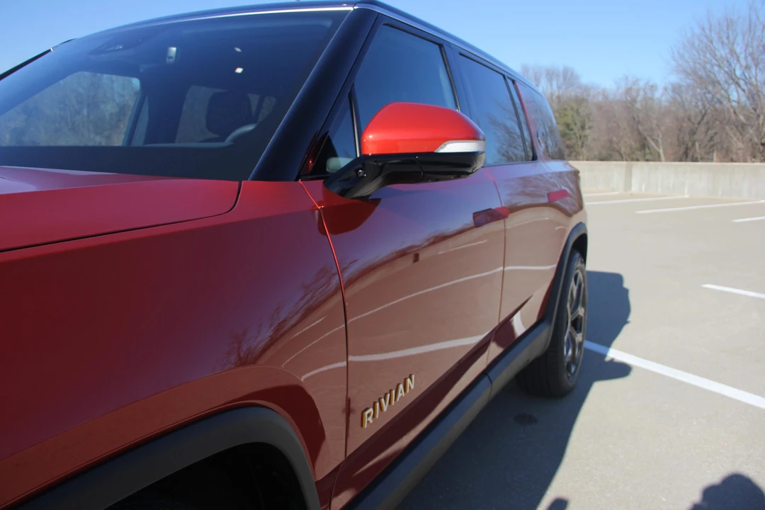 2023 Rivian R1S - Image 29 of 31