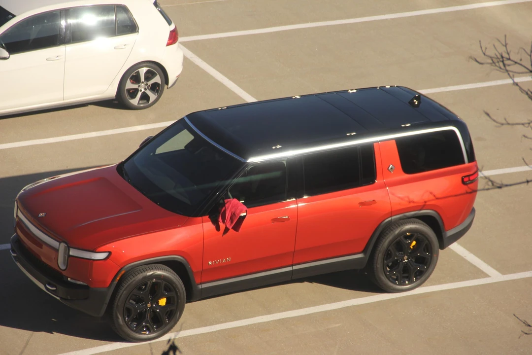 2023 Rivian R1S - Image 19 of 31