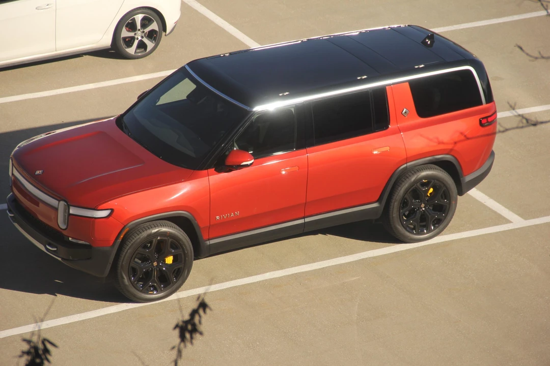 2023 Rivian R1S - Image 22 of 31