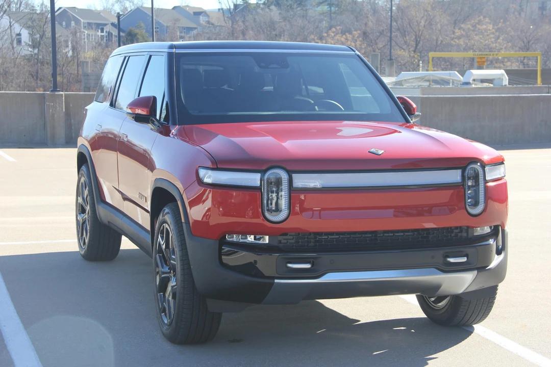 2023 Rivian R1S - Image 14 of 31