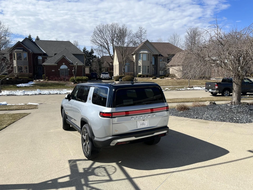 2023 Rivian R1S - Image 10 of 31