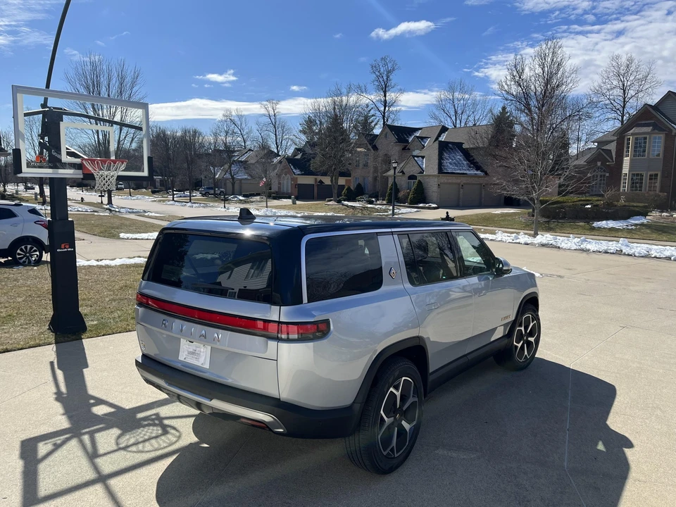 2023 Rivian R1S - Image 7 of 31