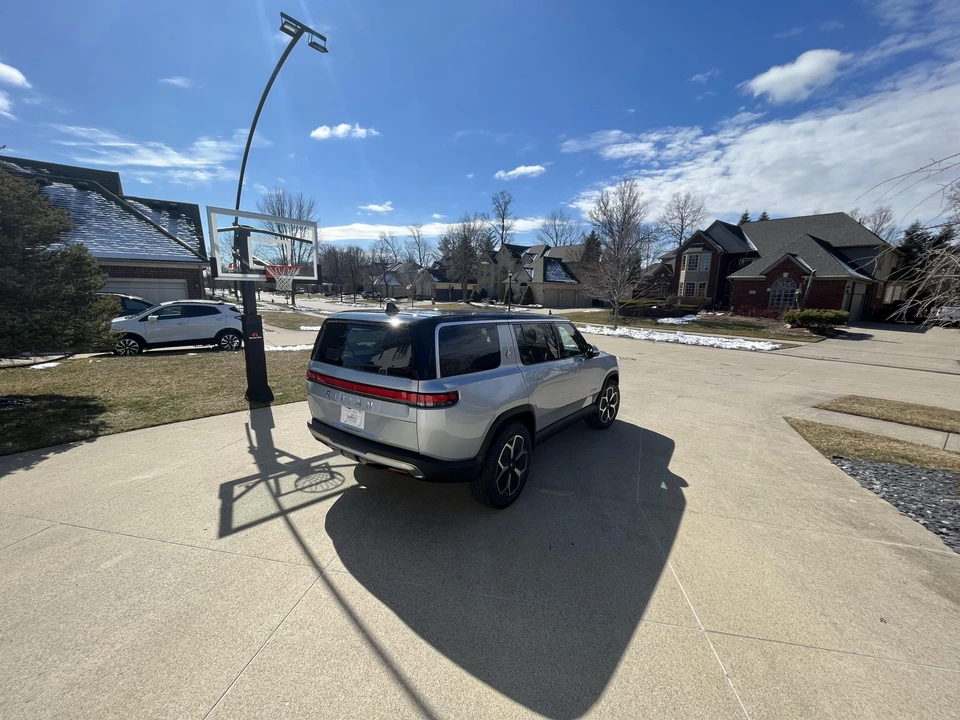 2023 Rivian R1S - Image 8 of 31