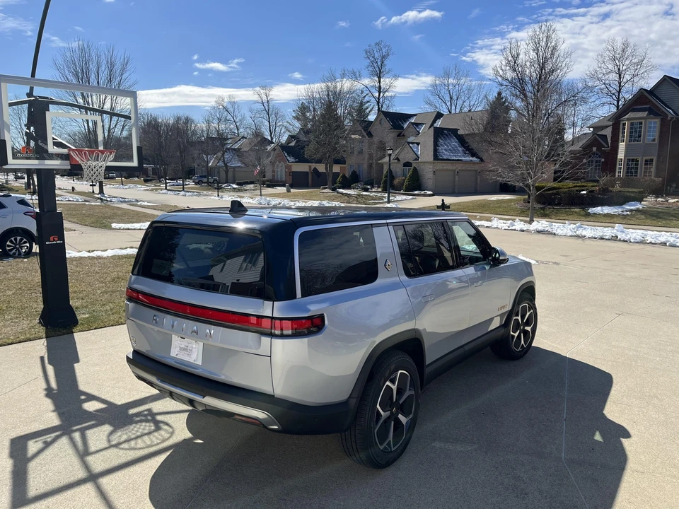 2023 Rivian R1S - Image 6 of 31