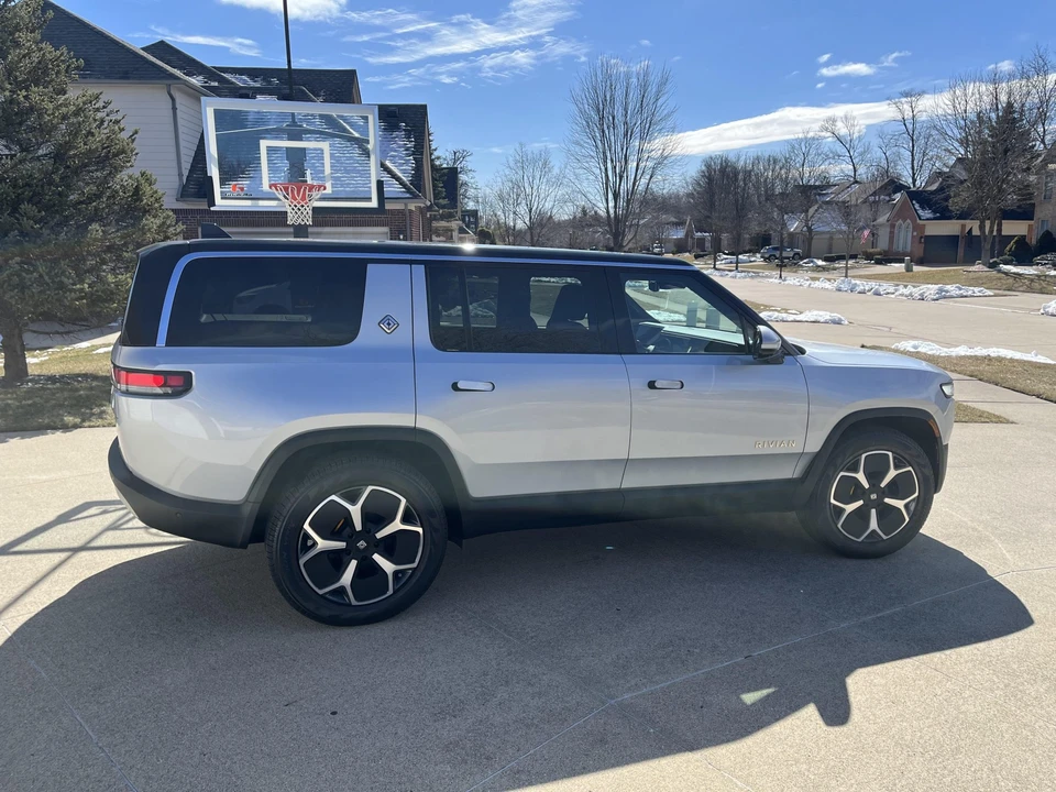2023 Rivian R1S - Image 5 of 31