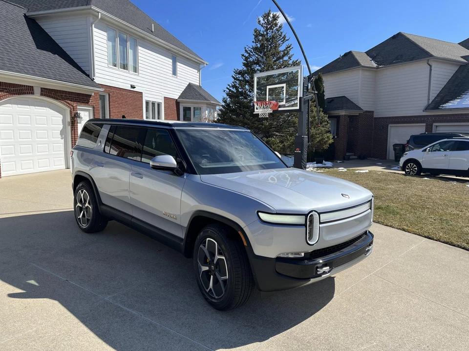 2023 Rivian R1S - Image 4 of 31