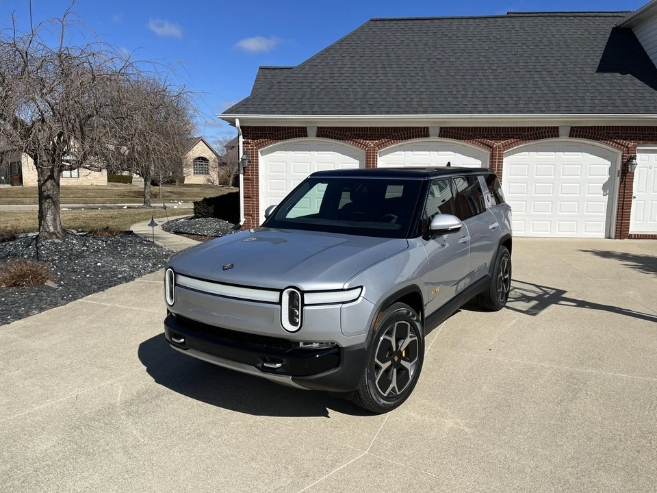 2023 Rivian R1S - Image 2 of 31