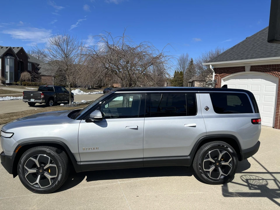 2023 Rivian R1S - Image 13 of 31