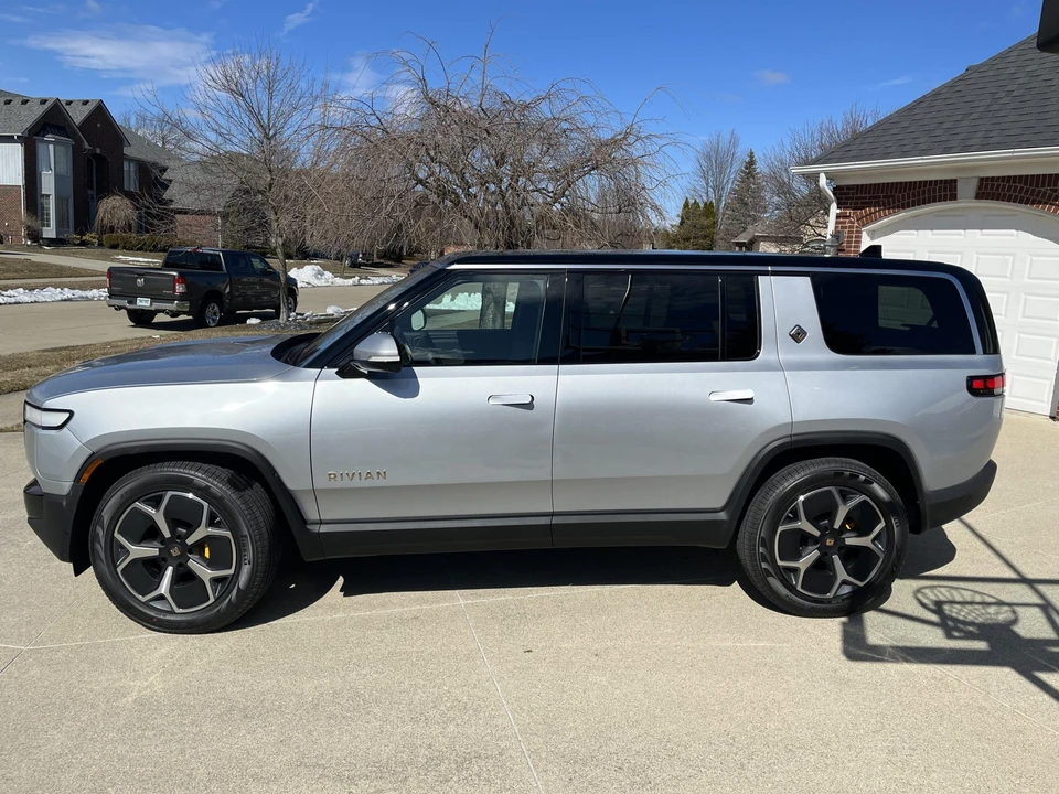 2023 Rivian R1S - Image 14 of 31