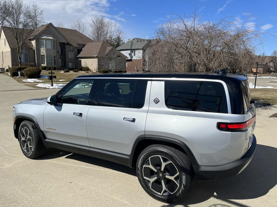 2023 Rivian R1S - Image 11 of 31