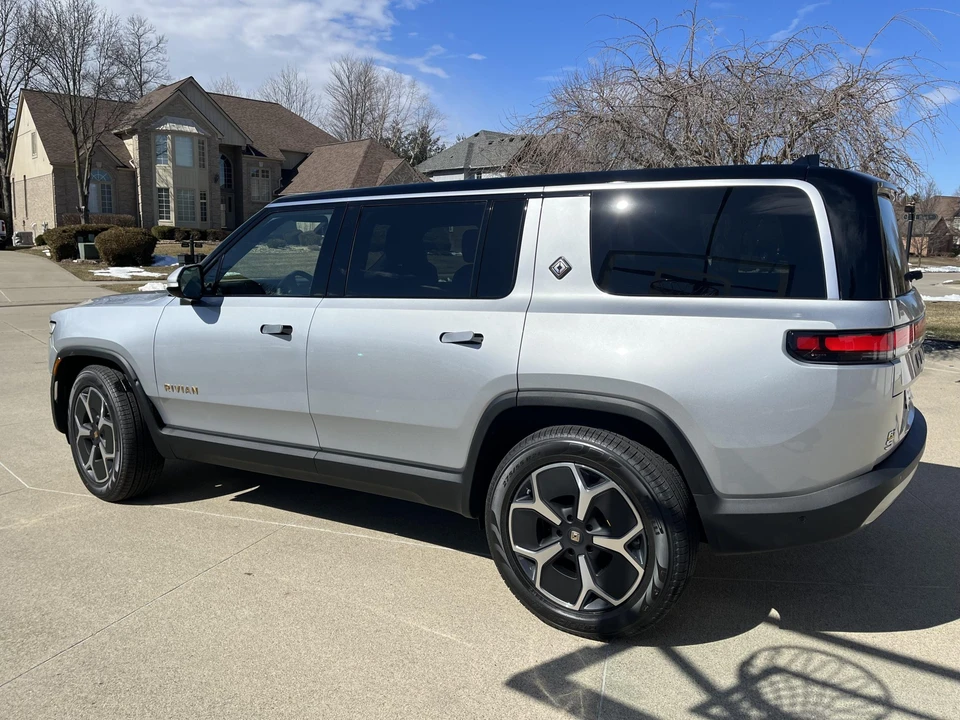 2023 Rivian R1S - Image 12 of 31