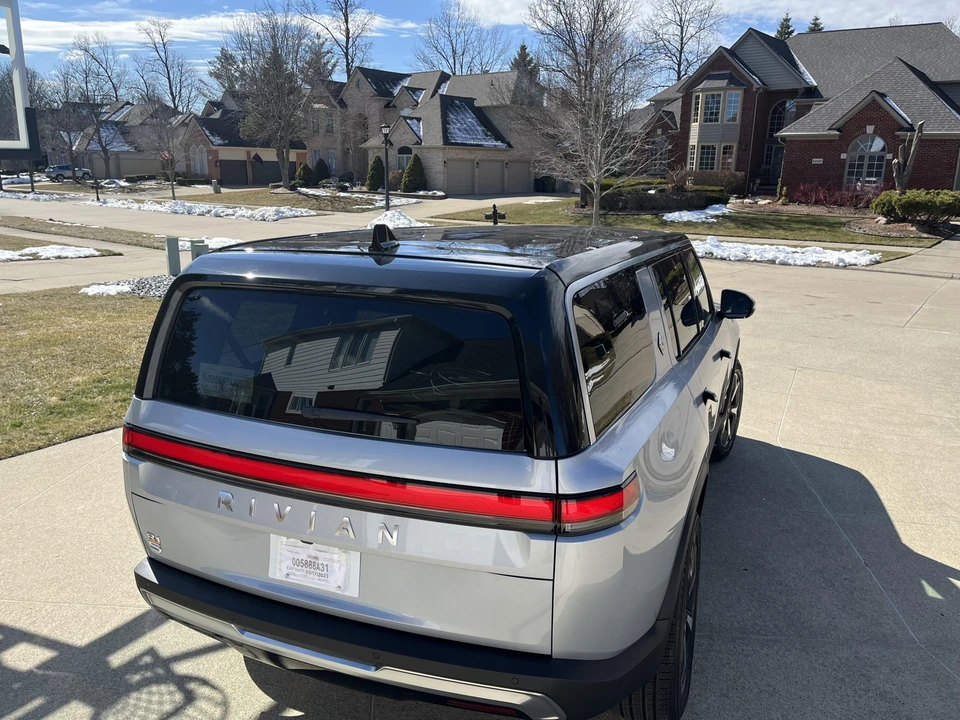 2023 Rivian R1S - Image 9 of 31