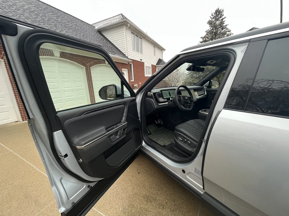 2023 Rivian R1S - Image 28 of 31