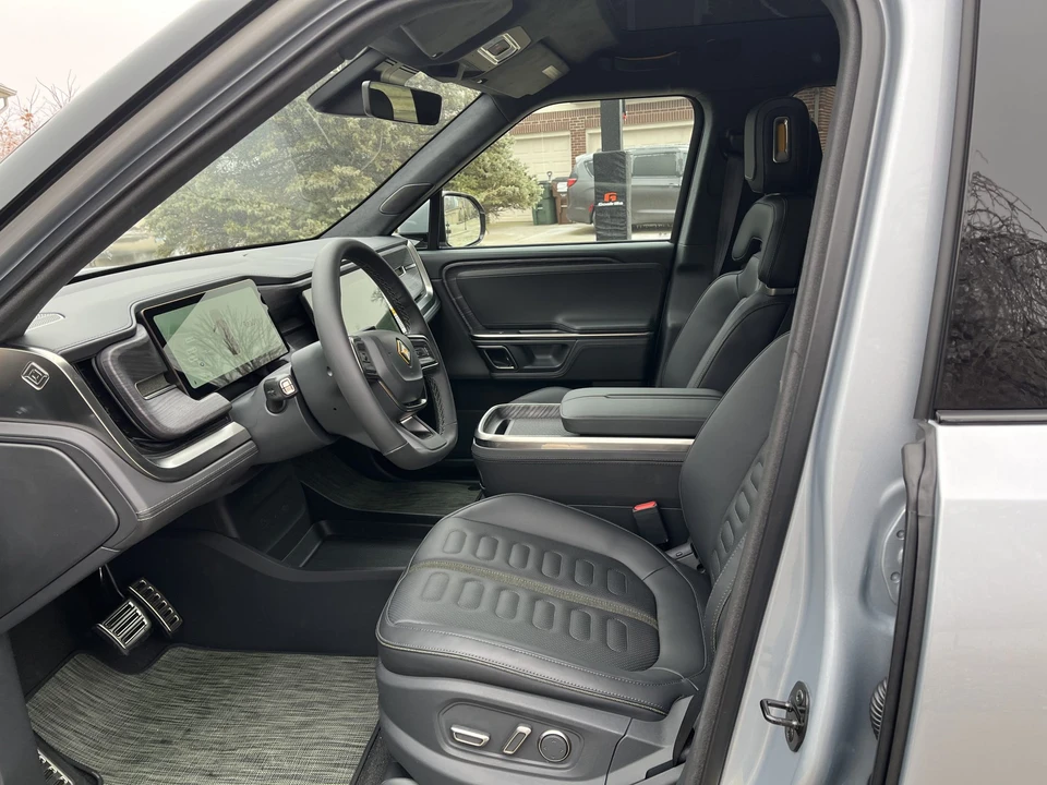 2023 Rivian R1S - Image 26 of 31