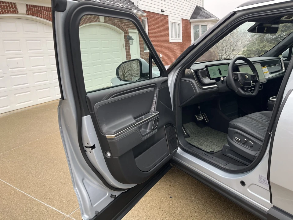 2023 Rivian R1S - Image 27 of 31