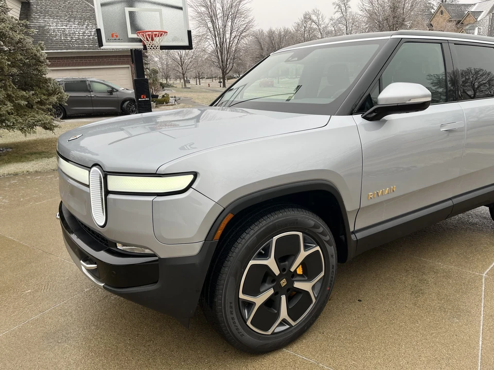 2023 Rivian R1S - Image 15 of 31