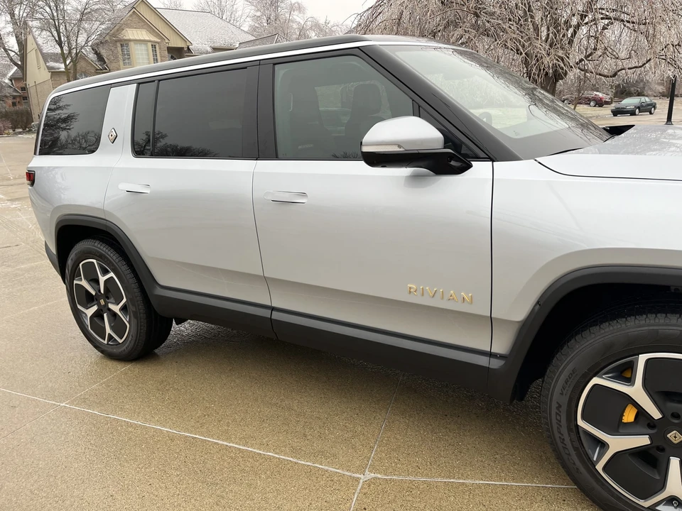 2023 Rivian R1S - Image 20 of 31