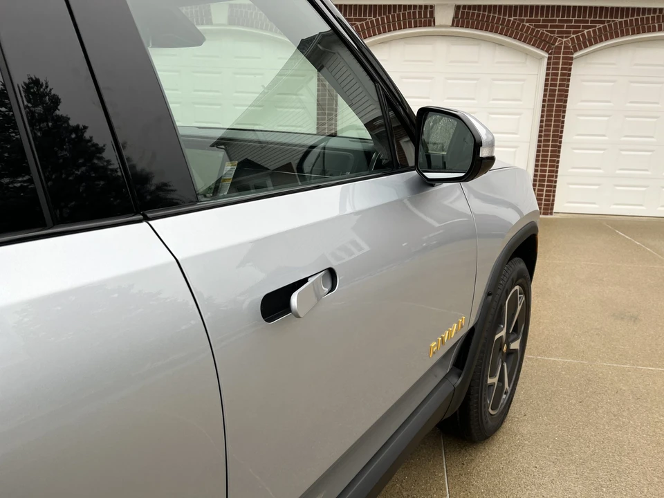2023 Rivian R1S - Image 21 of 31