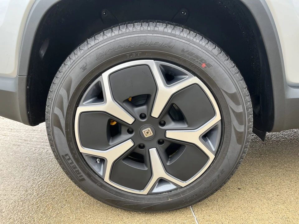 2023 Rivian R1S - Image 25 of 31