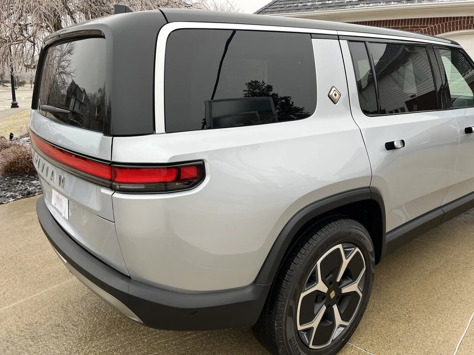 2023 Rivian R1S - Image 18 of 31