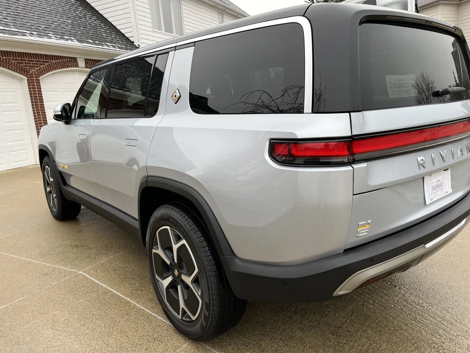 2023 Rivian R1S - Image 17 of 31