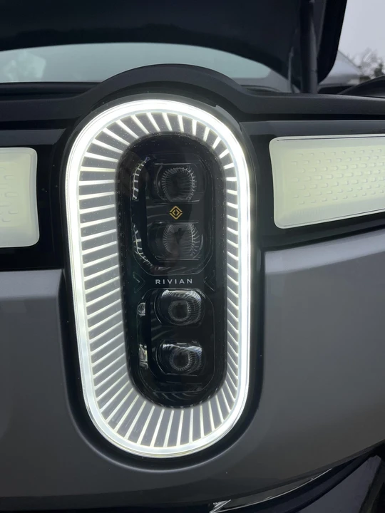 2023 Rivian R1S - Image 22 of 31