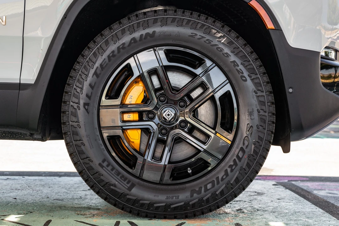 2023 Rivian R1S - Image 31 of 31