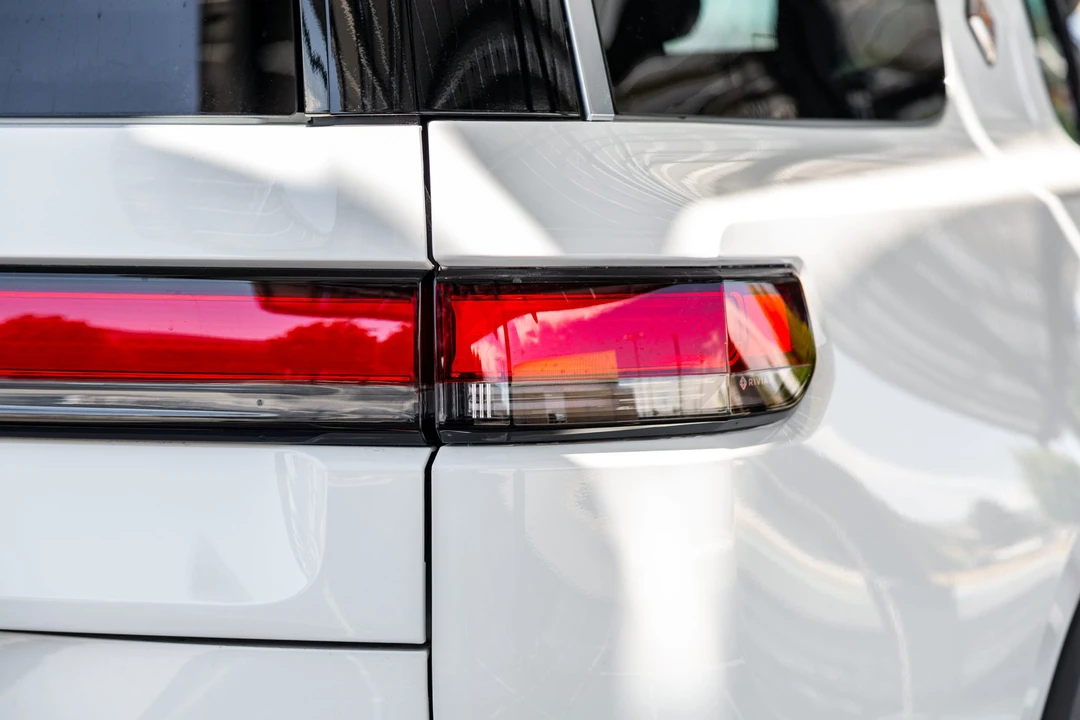 2023 Rivian R1S - Image 23 of 31
