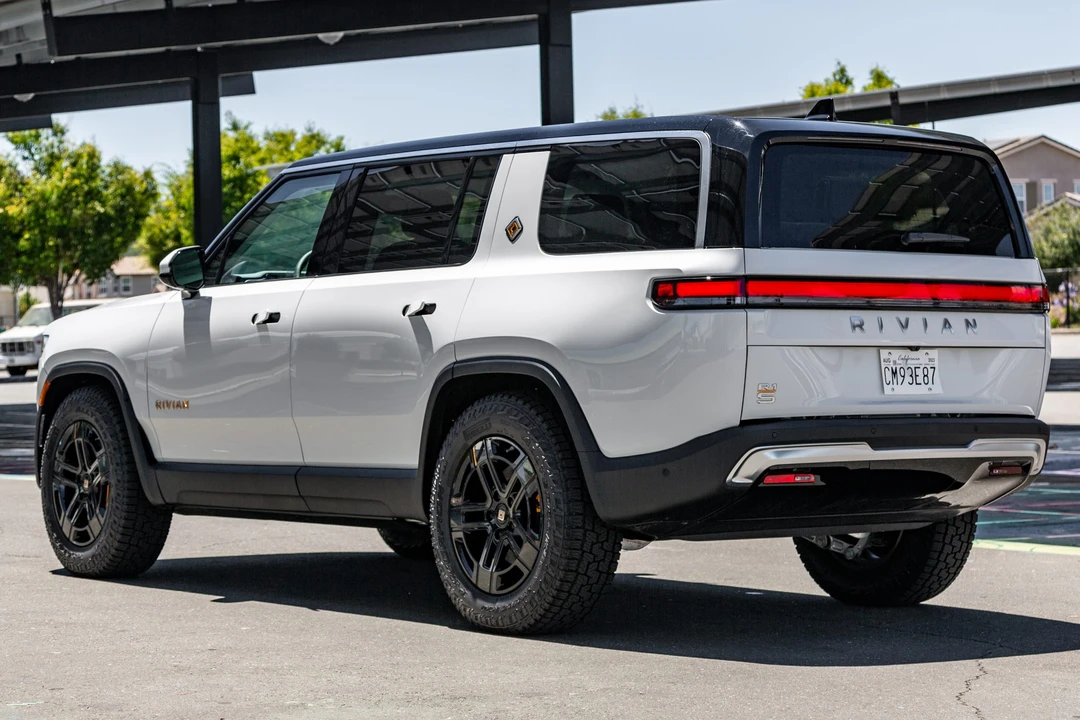 2023 Rivian R1S - Image 4 of 31