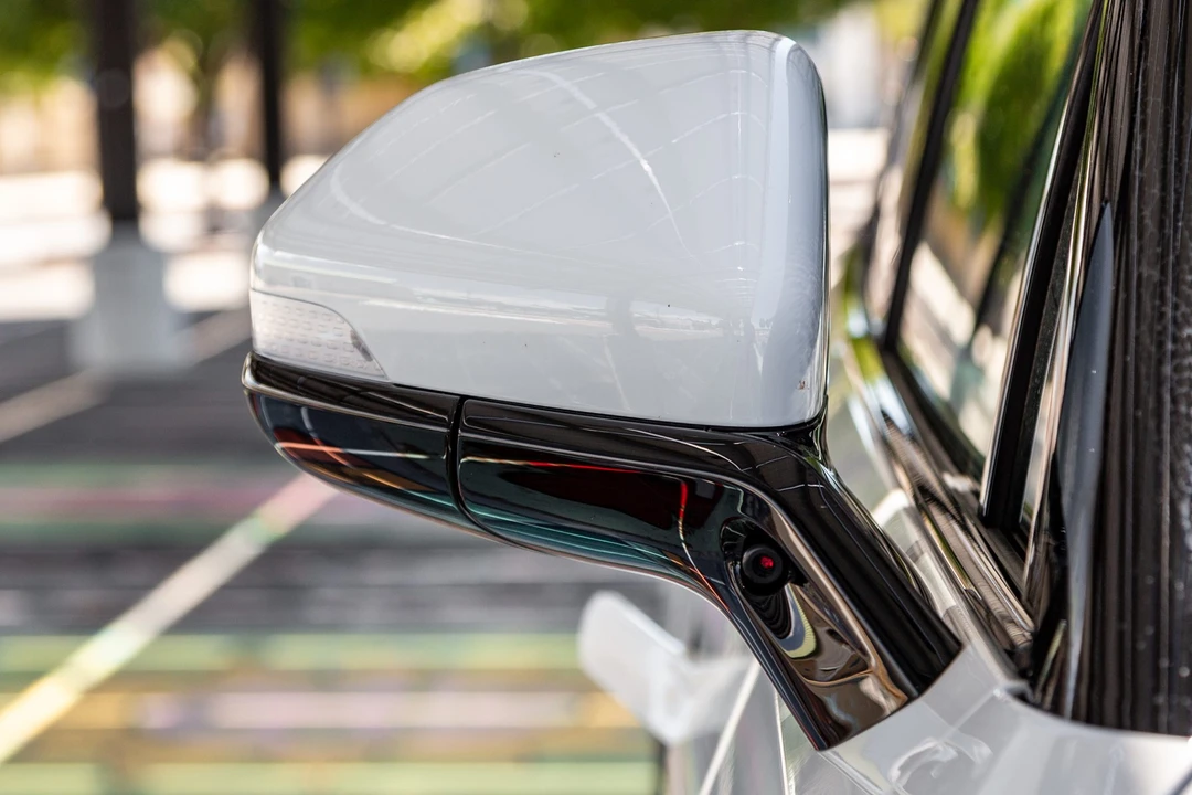 2023 Rivian R1S - Image 25 of 31