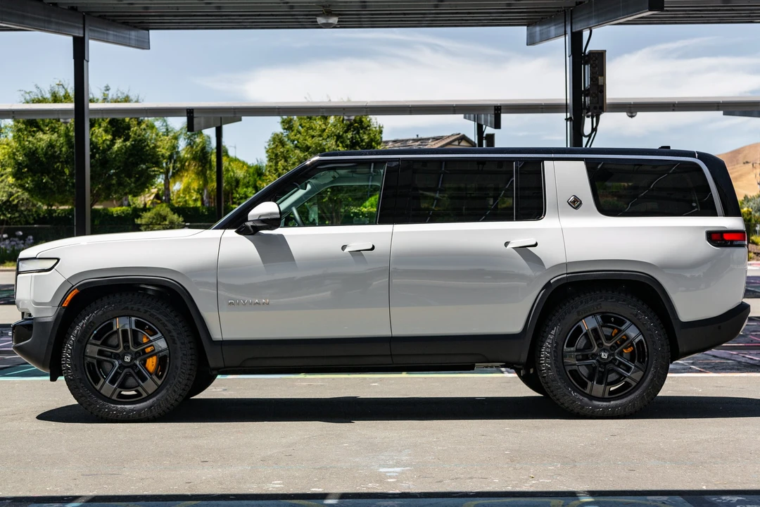 2023 Rivian R1S - Image 3 of 31