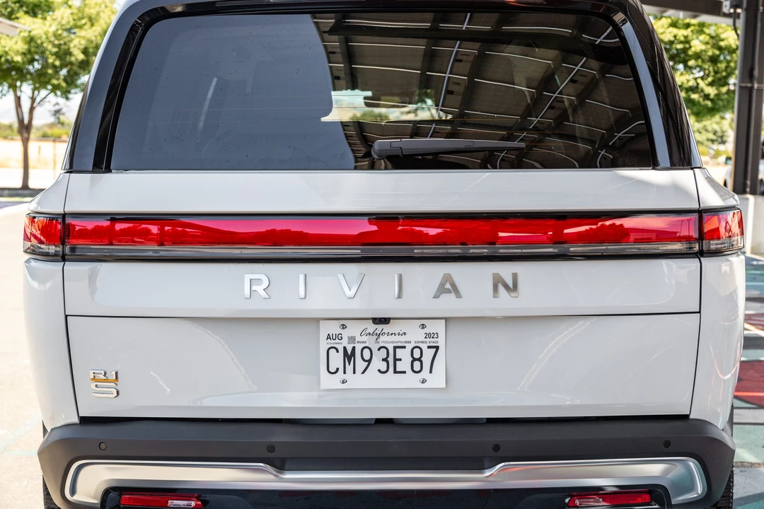 2023 Rivian R1S - Image 17 of 31