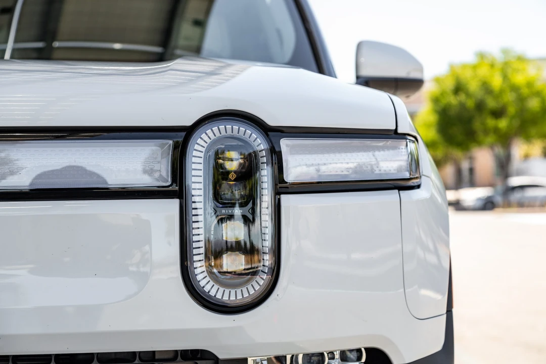 2023 Rivian R1S - Image 12 of 31