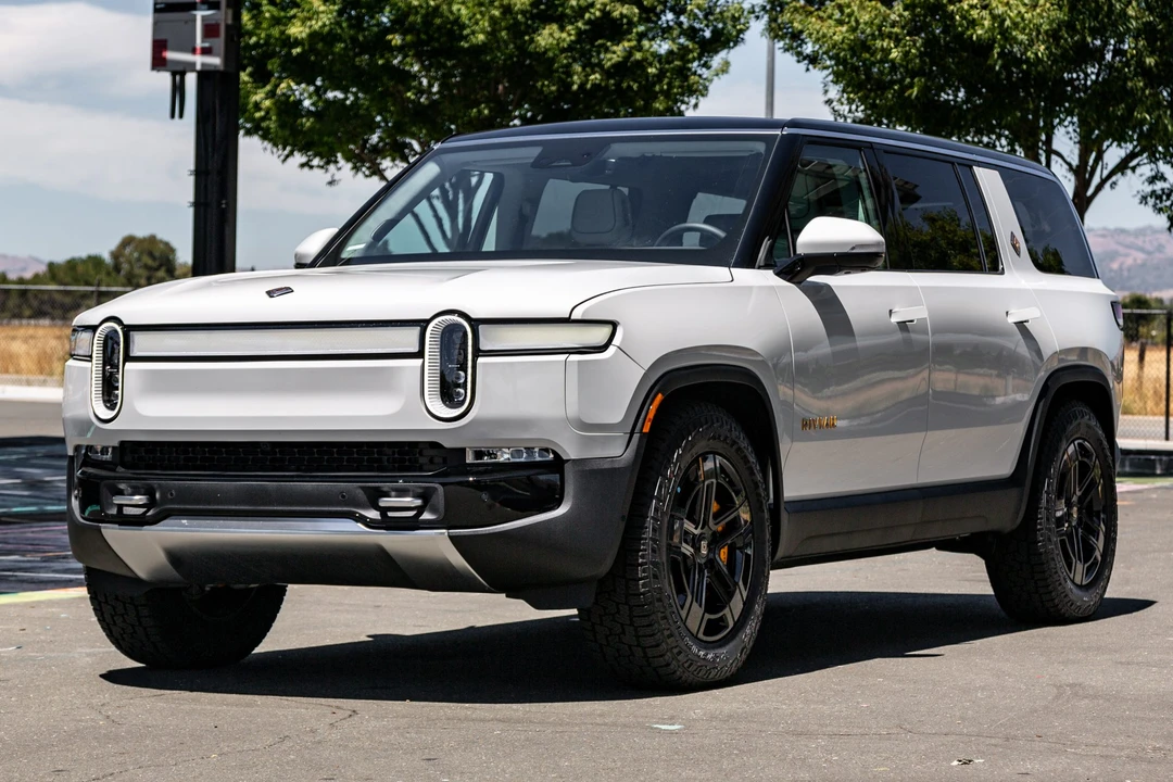 2023 Rivian R1S - Image 2 of 31