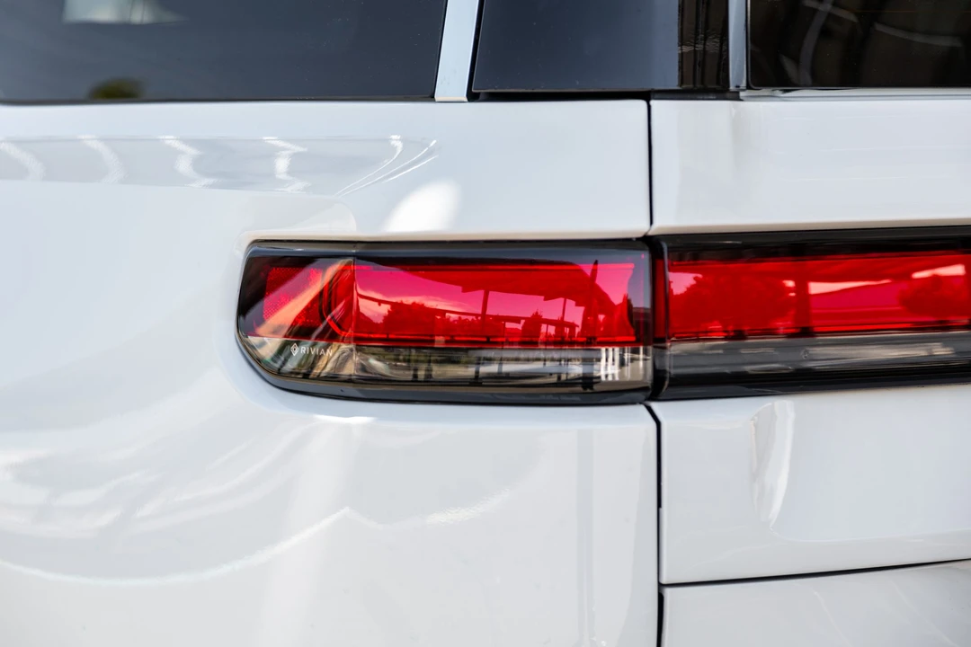 2023 Rivian R1S - Image 18 of 31