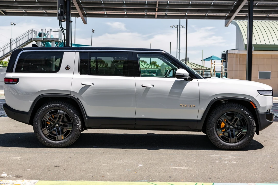 2023 Rivian R1S - Image 7 of 31