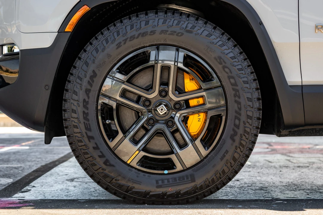 2023 Rivian R1S - Image 30 of 31