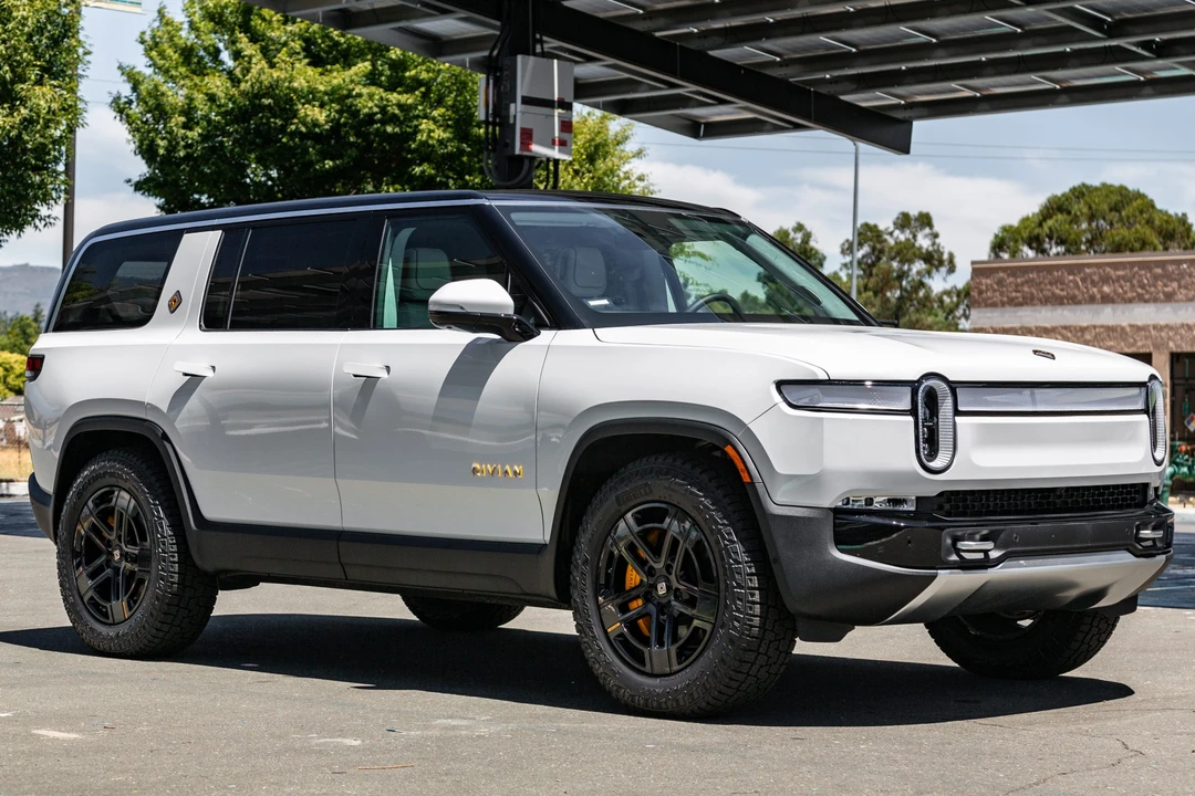 2023 Rivian R1S - Image 8 of 31