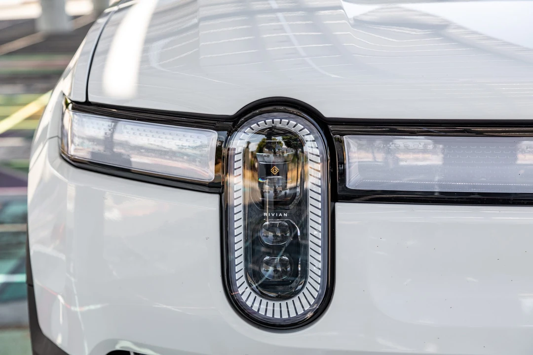 2023 Rivian R1S - Image 11 of 31
