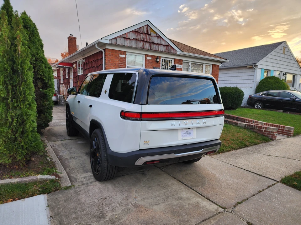 2023 Rivian R1S - Image 16 of 31