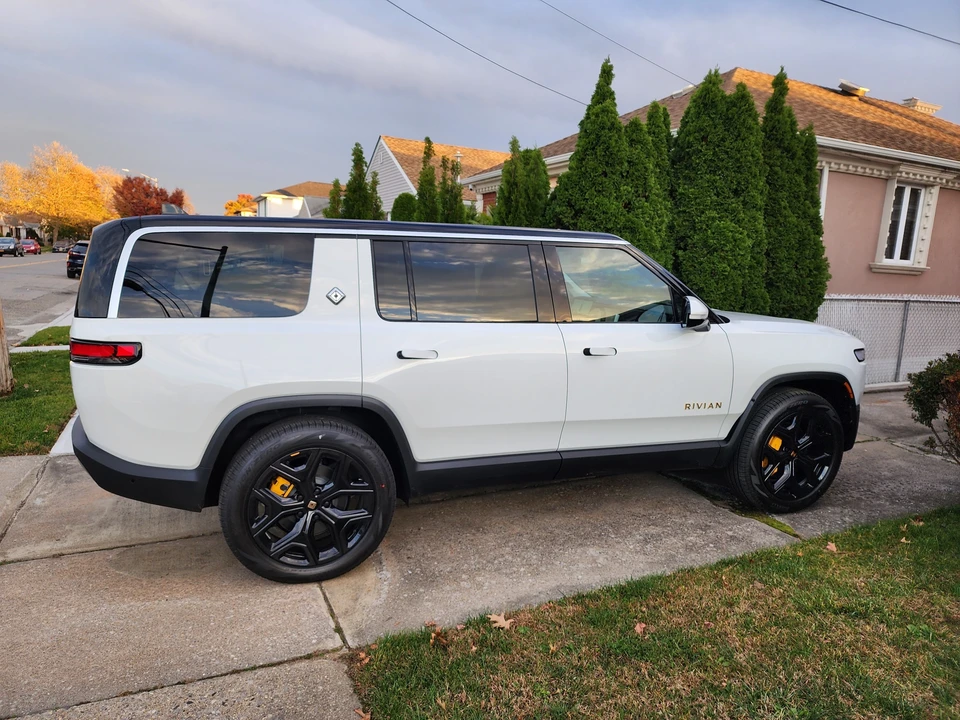 2023 Rivian R1S - Image 15 of 31