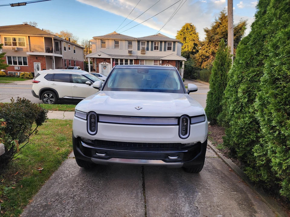 2023 Rivian R1S - Image 12 of 31