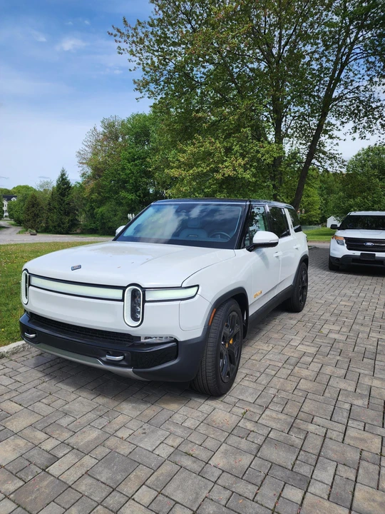 2023 Rivian R1S - Image 2 of 31