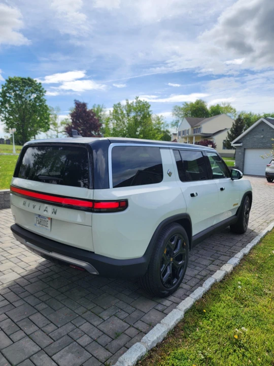 2023 Rivian R1S - Image 4 of 31