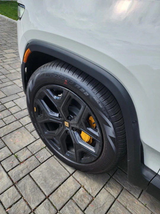 2023 Rivian R1S - Image 30 of 31