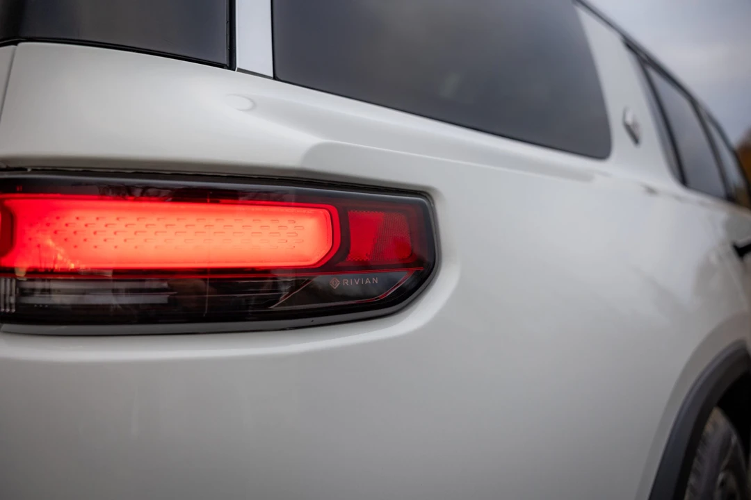 2023 Rivian R1S - Image 25 of 31