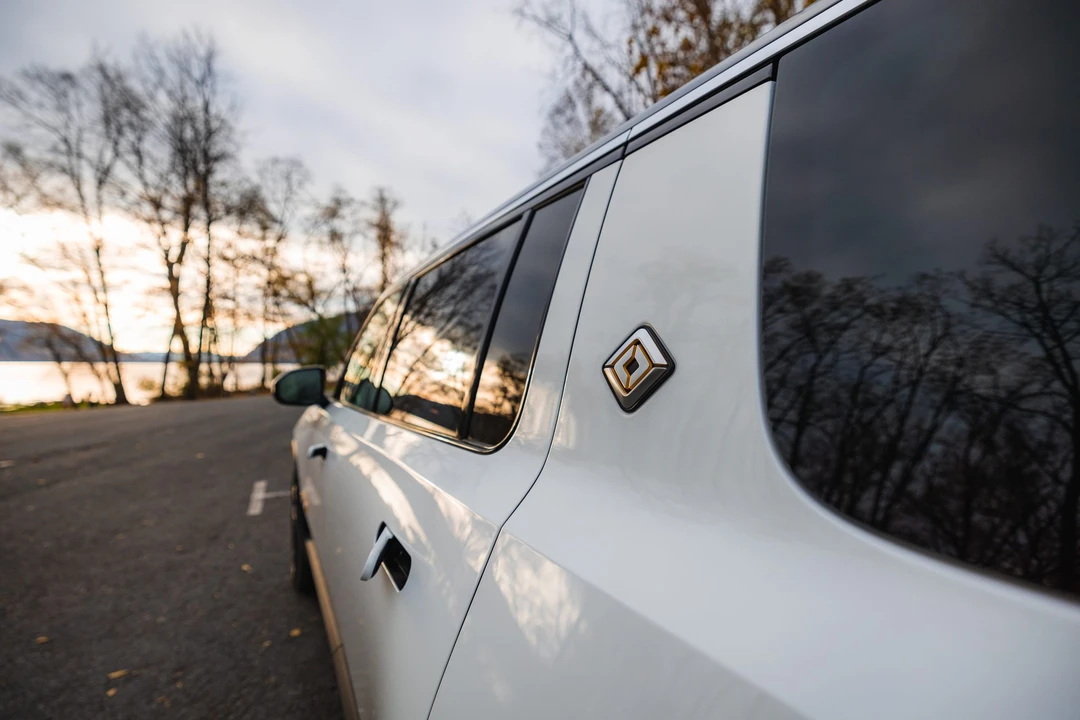 2023 Rivian R1S - Image 26 of 31