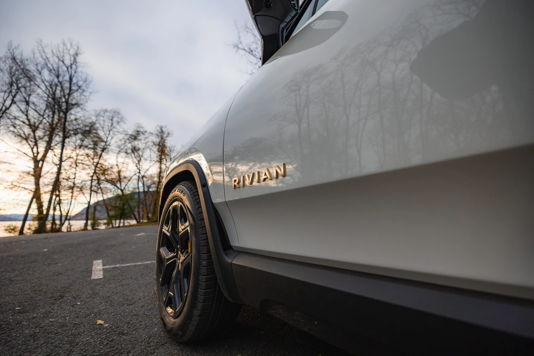 2023 Rivian R1S - Image 27 of 31